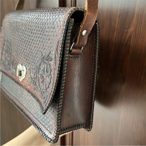 🤎Vintage~Handmade Leather Bag with Heart Clasp Closure - Picture 6 of 14